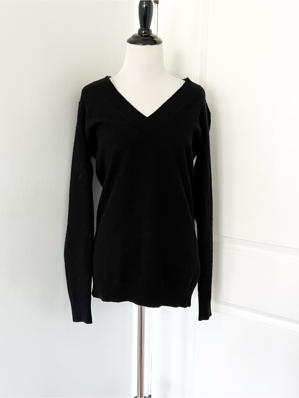 Vince 100% Cashmere Black V-Neck Lightweight Knit Sweater - small